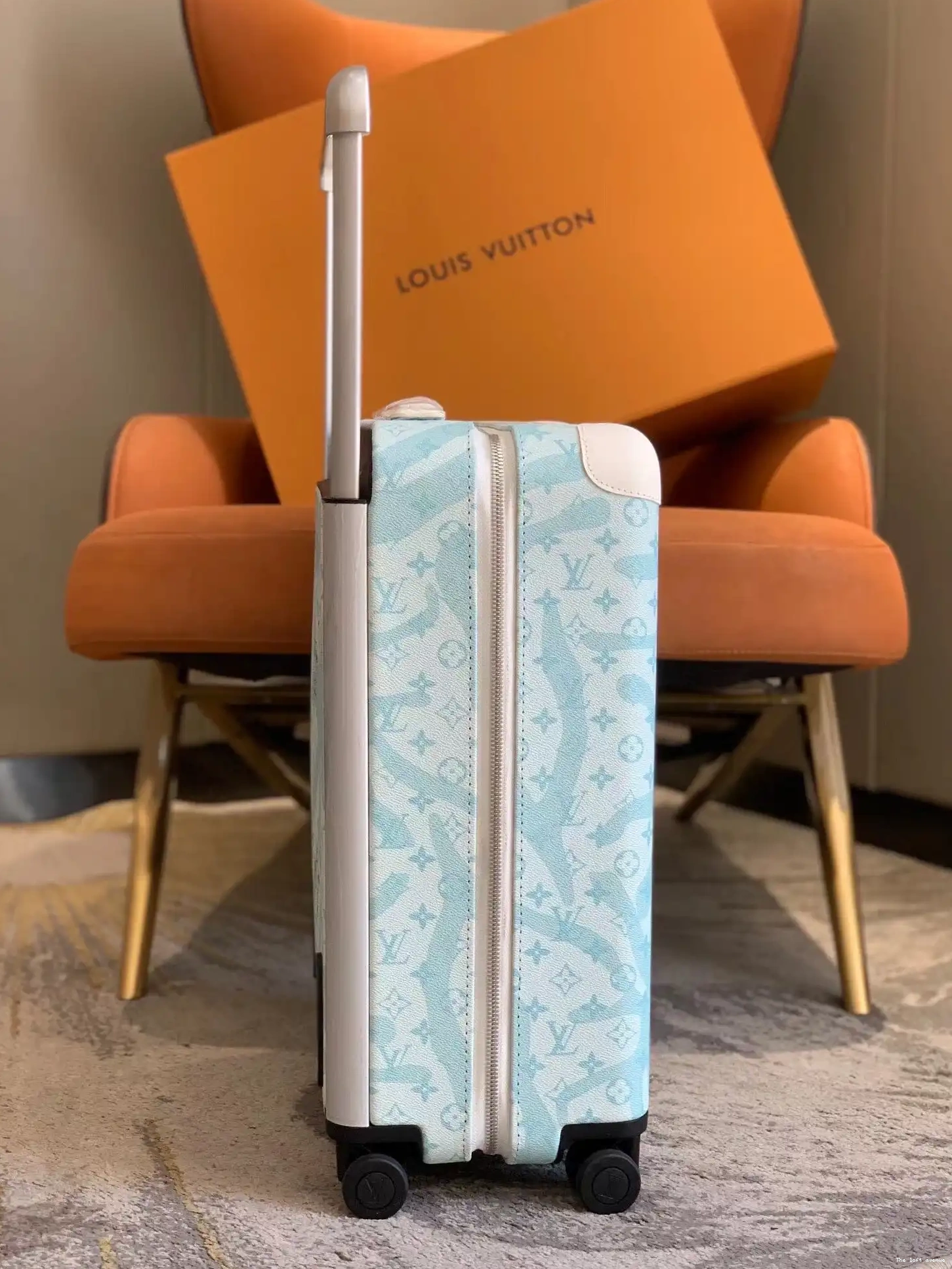 37L AQUAGARDEN 55 SUITCASE HORIZON VERSION) (2024 CUSTOM CABIN 0610